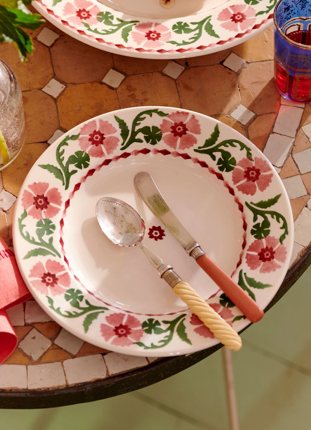 Assiette plate moyenne Pink Carnation, 21,5 cm, motif œillet rose, décorée à la main