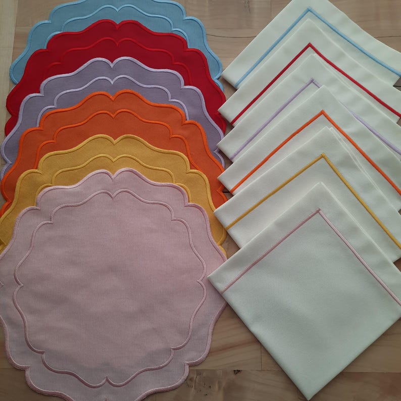 Napperons brodés en coton et lin 35 cm - Décoration de table colorée