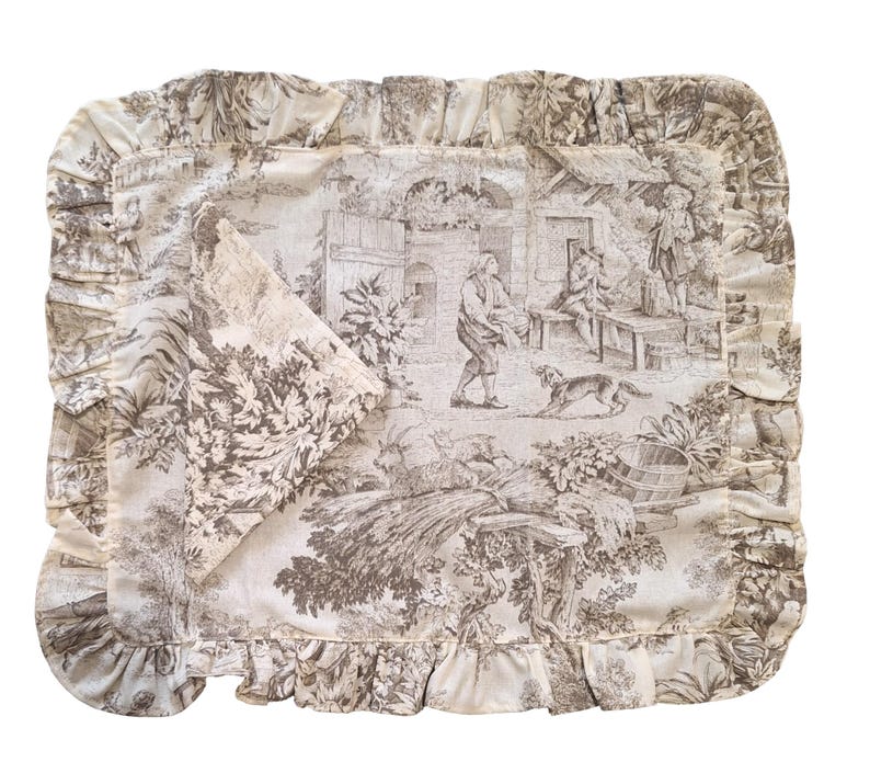 Ensemble nappe et serviette ; dimensions de la nappe : 40 x 50 cm.