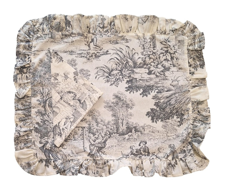 Ensemble nappe et serviette ; dimensions de la nappe : 40 x 50 cm.