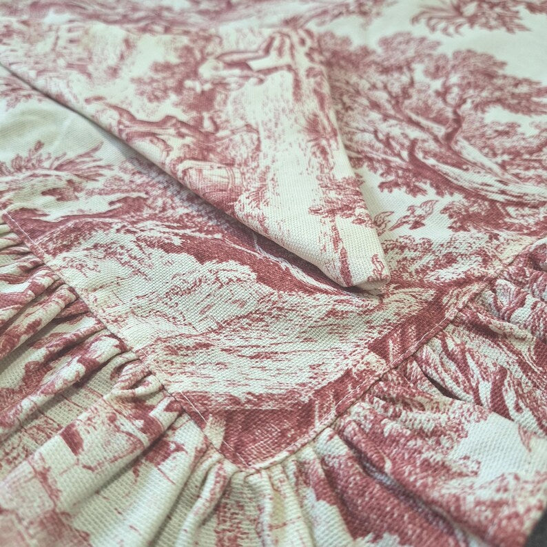 Ensemble nappe et serviette ; dimensions de la nappe : 40 x 50 cm.