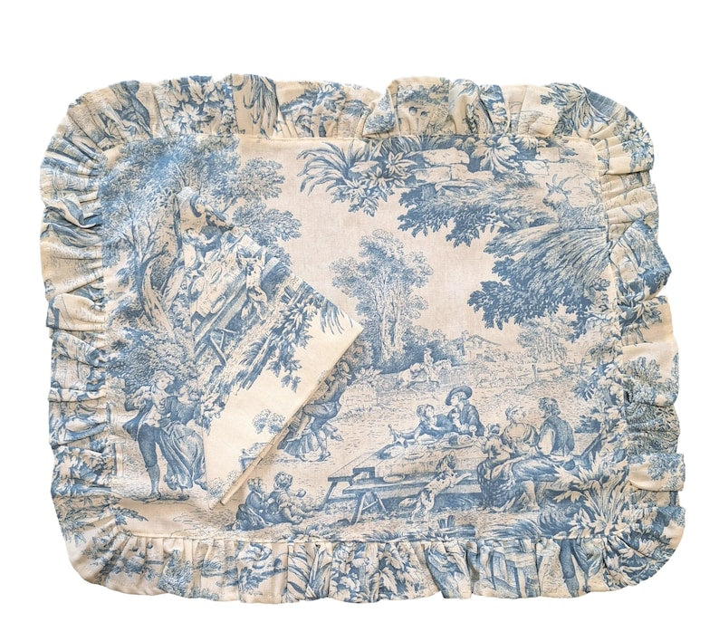 Ensemble nappe et serviette ; dimensions de la nappe : 40 x 50 cm.
