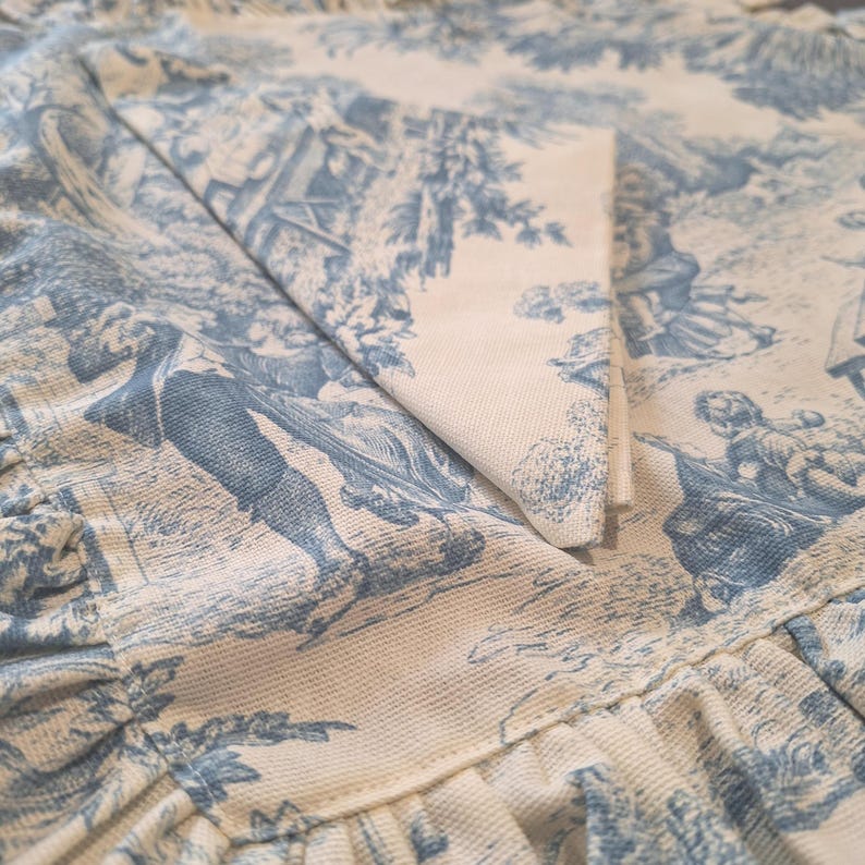 Ensemble nappe et serviette ; dimensions de la nappe : 40 x 50 cm.