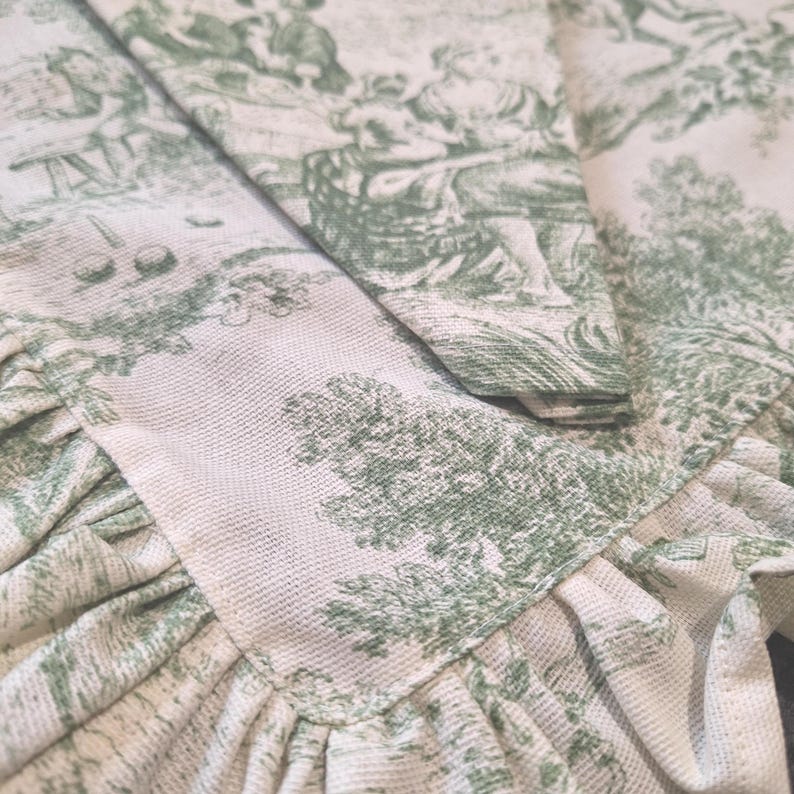 Ensemble nappe et serviette ; dimensions de la nappe : 40 x 50 cm.