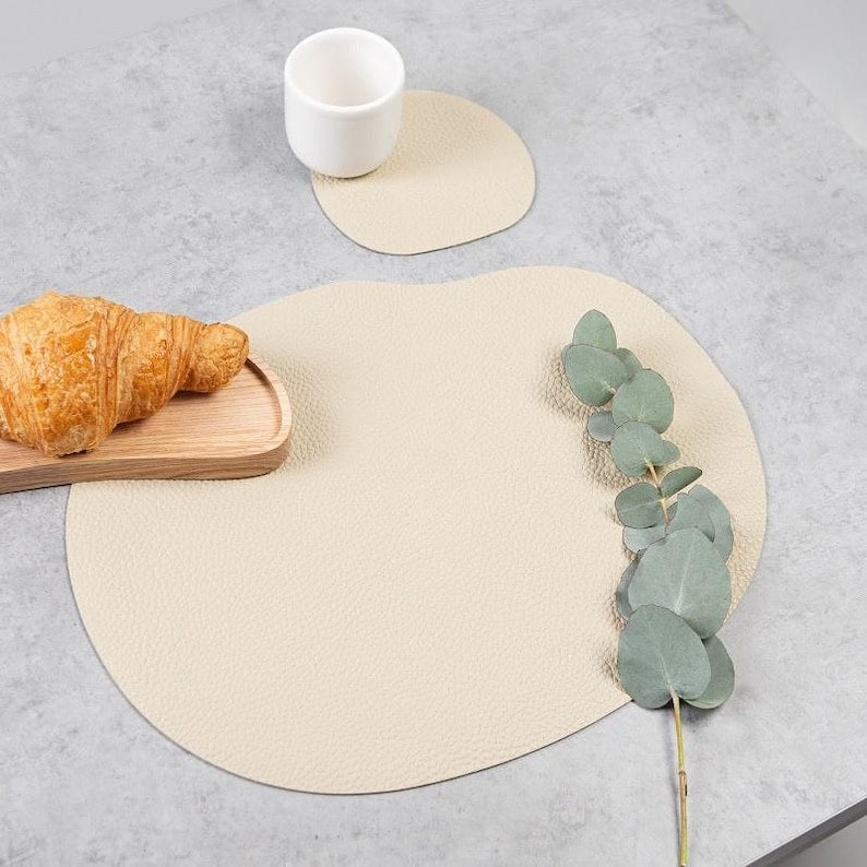 Sets de table en cuir naturel beige, noir, ivoire, gris clair, vert olive, marron rouille, bleu foncé