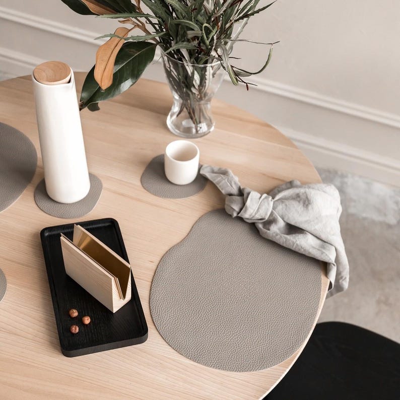 Sets de table en cuir naturel beige, noir, ivoire, gris clair, vert olive, marron rouille, bleu foncé