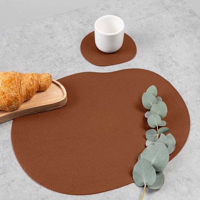 Sets de table en cuir naturel beige, noir, ivoire, gris clair, vert olive, marron rouille, bleu foncé