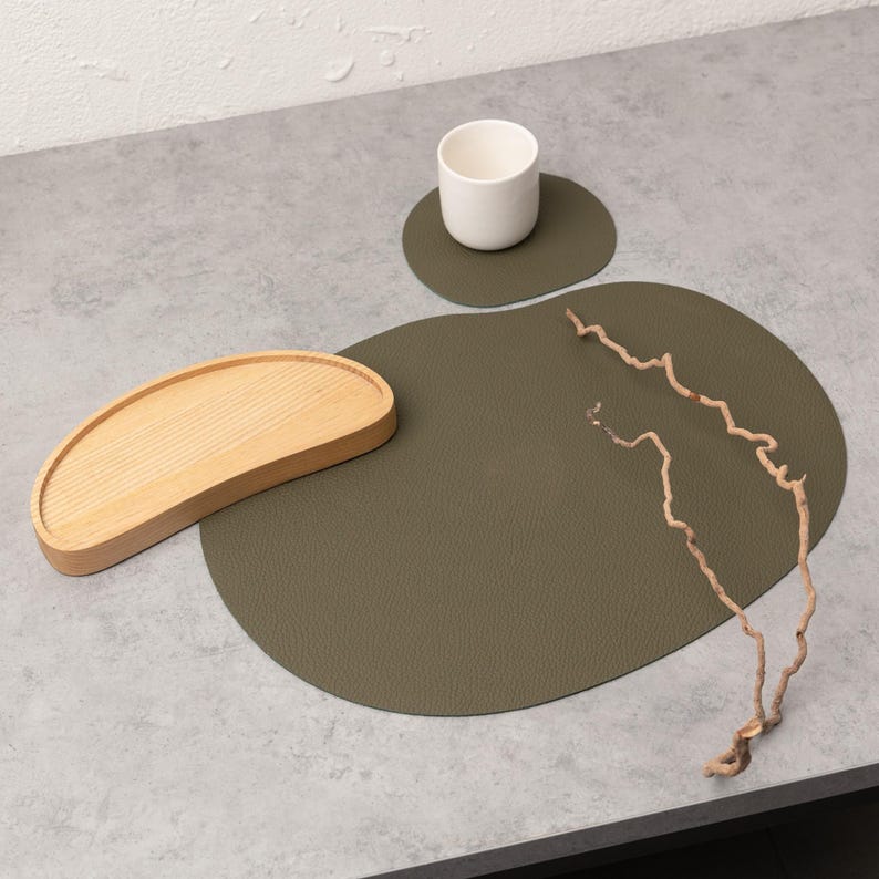 Sets de table en cuir naturel beige, noir, ivoire, gris clair, vert olive, marron rouille, bleu foncé