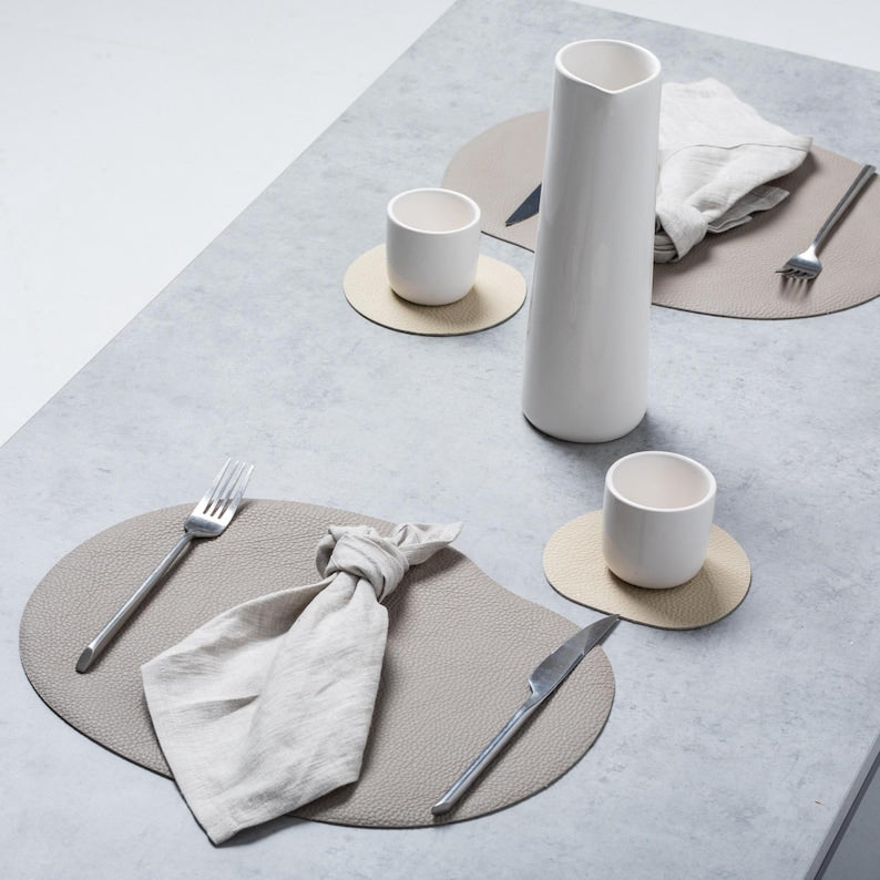 Sets de table en cuir naturel beige, noir, ivoire, gris clair, vert olive, marron rouille, bleu foncé