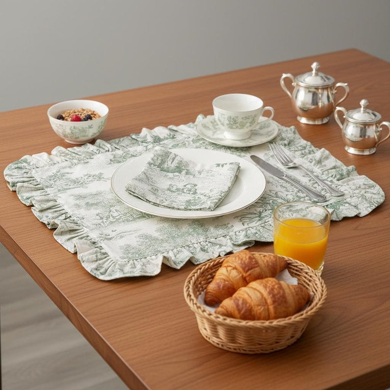 Ensemble nappe et serviette ; dimensions de la nappe : 40 x 50 cm.