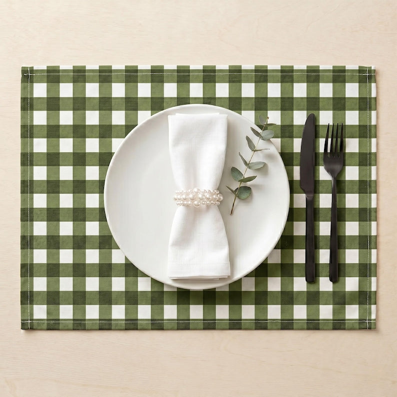 Un ensemble de quatre sets de table en coton vert à carreaux, résistants aux taches : rond, ovale, rectangulaire et carré.